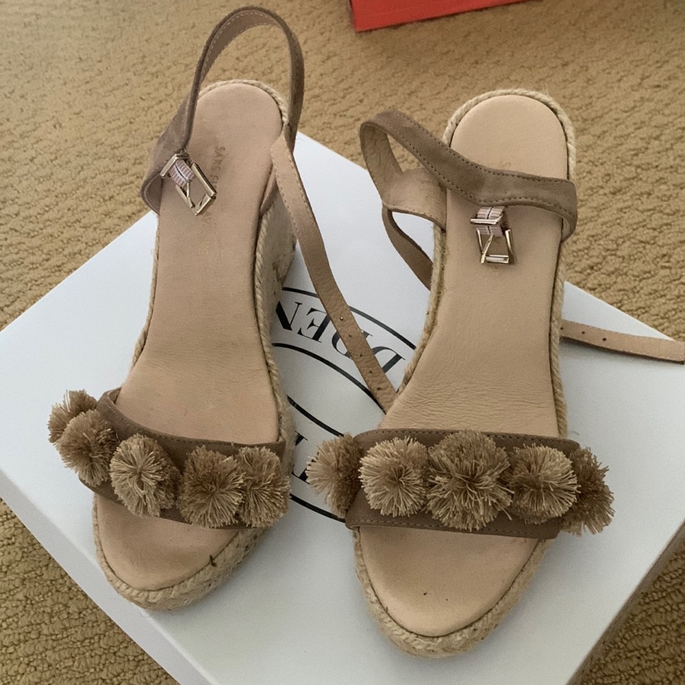 size 6, tan 3.5 inch heels with tan poms